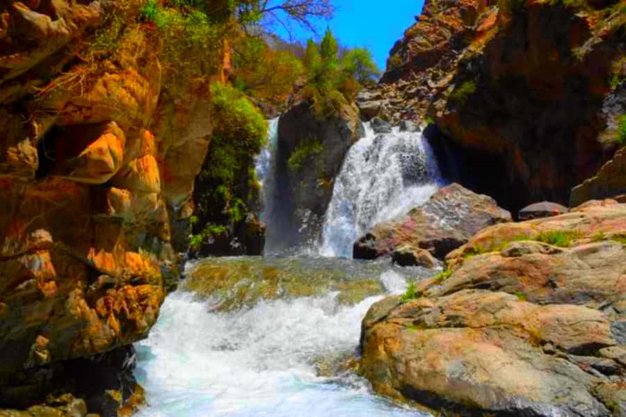 2 Days Desert Agafay and Atlas Mountains Trek From Marrakech - Meals in the mountains: tagine, couscous, and the riad rhythm