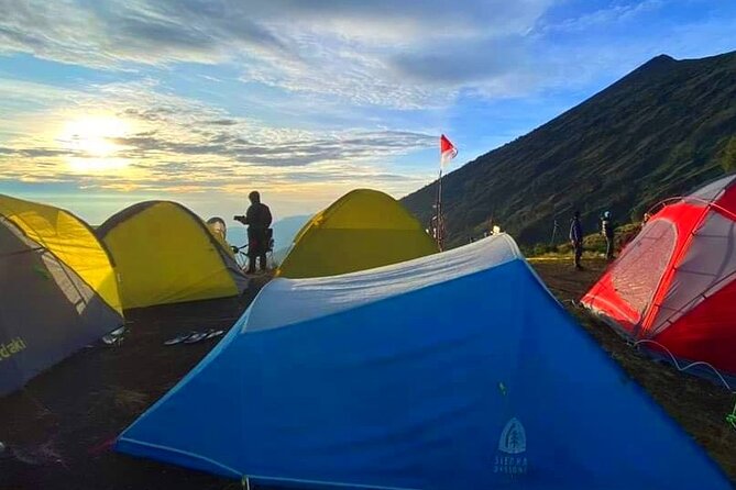 3D 2N Mount Rinjani Trekking Tour To Summit And Lake - The team you’re paying for: guides, porters, and camp food