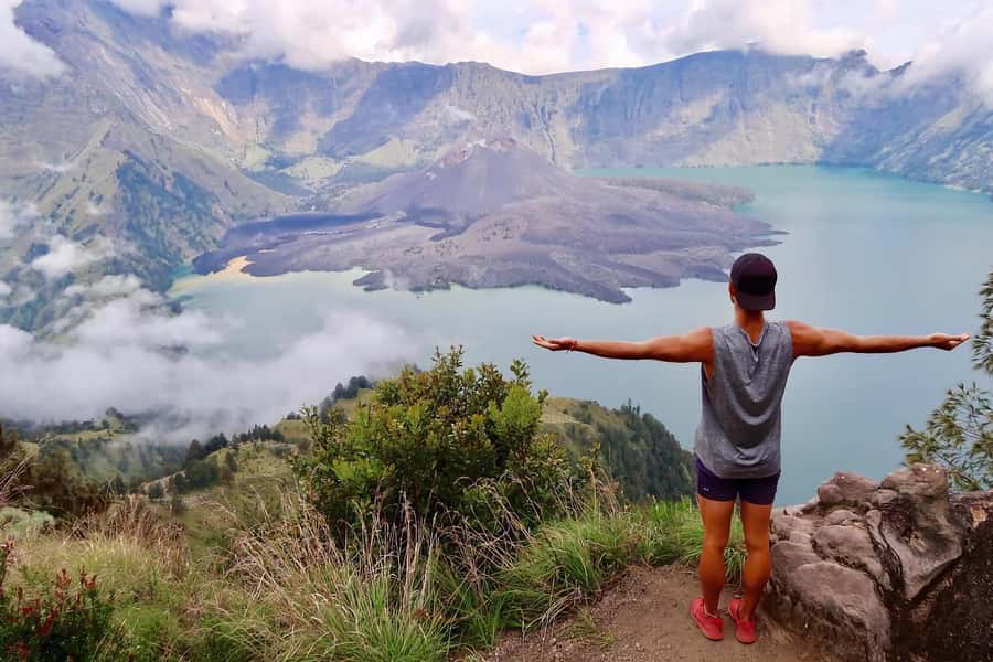 3d/2n trekking mount rinjani summit lake & hot springs - 3am summit climb and the best sunrise at Segara Anak (Day 2 morning)