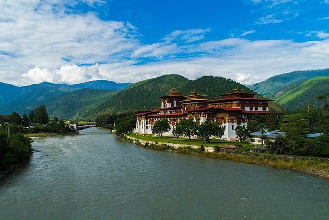 8 Days Bhutan Cultural Tour with 2-Day Bumdrak Trek - Bumdrak trek Day 2: steep descent, Ugyen Tsemo views, then Taktsang