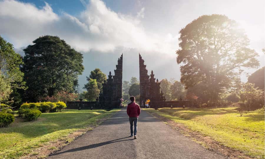 Bali: Twin Lakes, Handara Gates, and Forest Trekking Tour - Trekking Through the Protected Forest to Lake Buyan and Lake Tamblingan