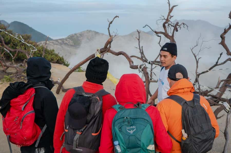 From Banyuwangi: Day Trip to Ijen Volcano with Guided Trek - Banyuwangi Pickup to Ijen: A/C Comfort, Clear Handoffs, and Coffee Time