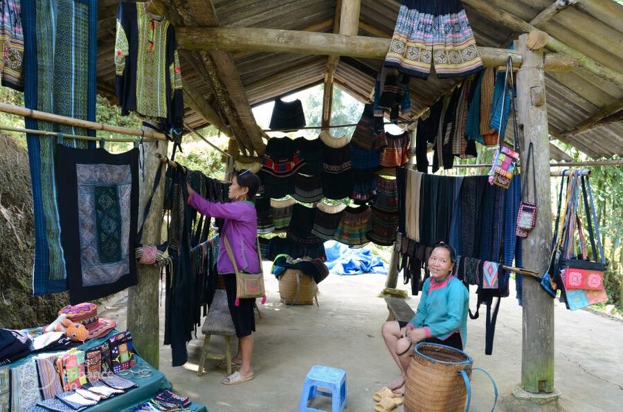 From Hanoi: 2-Day Sapa-Fansipan Peak & Trek & Ha Giang Bus - Fansipan Peak day 2: cable car, pagoda stops, and 600 steps