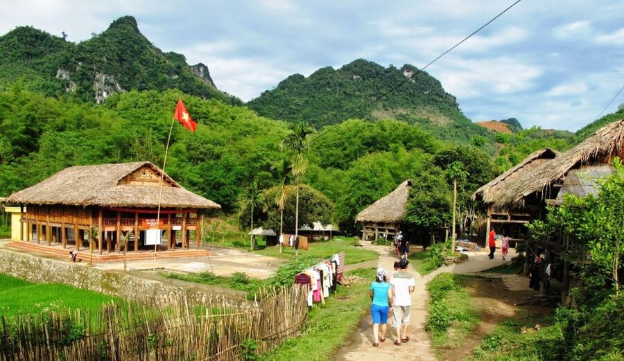 From Hanoi: Mai Chau Valley & Hill Tribes 2-Day Trek Tour - The Day 2 wrap-up: shopping time and getting back to Hanoi