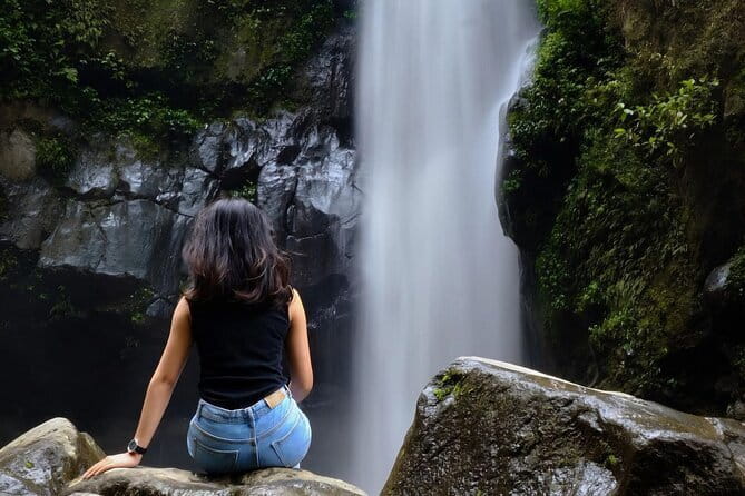Hidden Waterfall & Selogriyo Rice Terraces Trek from Yogyakarta - Stop 1: Kedung Kayang waterfall in Merapi National Park