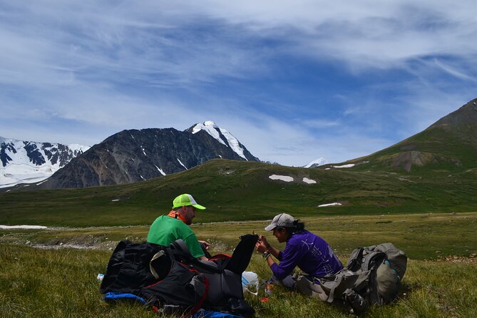 Mongolia Trekking Tour in the Altai Tavan Bogd National Park - Day 4 to Day 5: White River valley trekking and meeting Tuvan families in Black Valley