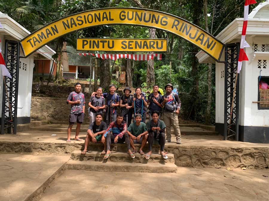 Mount Rinjani 2-Day Trek to Senaru Crater Rim - Guides and porters: the service that turns hard hiking into a fair challenge