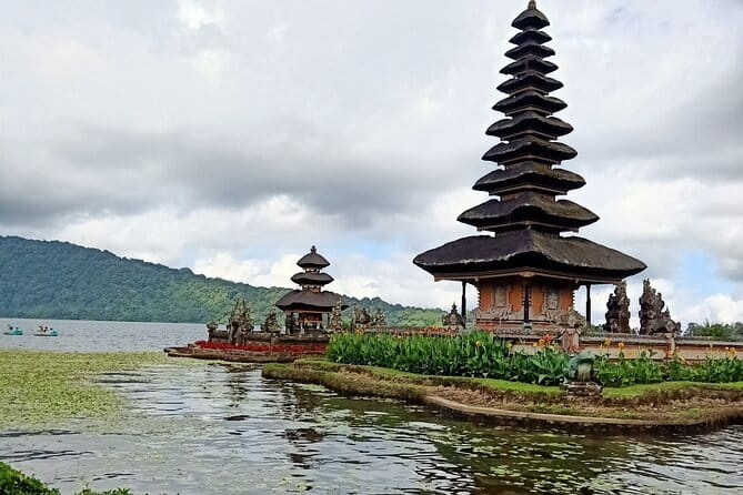 Munduk Twin lake Trekking, Ulun Danu Beratan & Hidden Waterfall - Ulun Danu Bratan Temple: the cool start above Lake Beratan