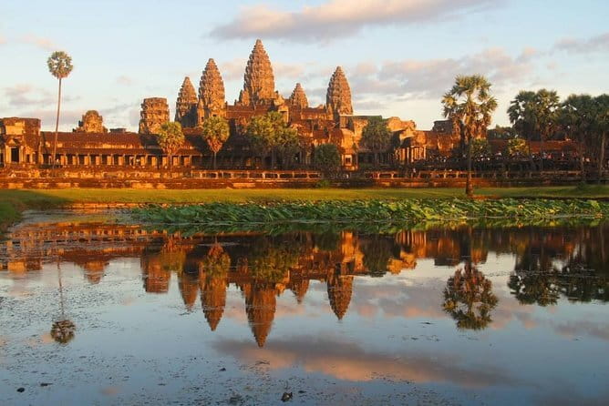 Private Kbal Spean Trekking Tour with Banteay Srei - Banteay Samre and Pre Rup: two different Khmer moods