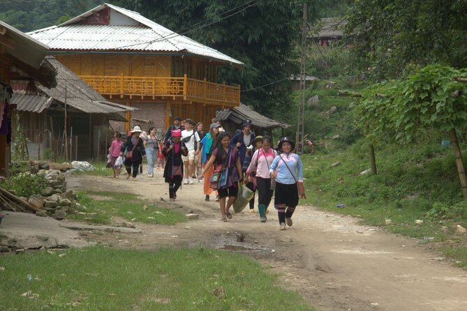 Sa Pa Full Day Trekking Tour - Stop 2: Lao Chai and meeting the Black H’mong and Red Dao communities