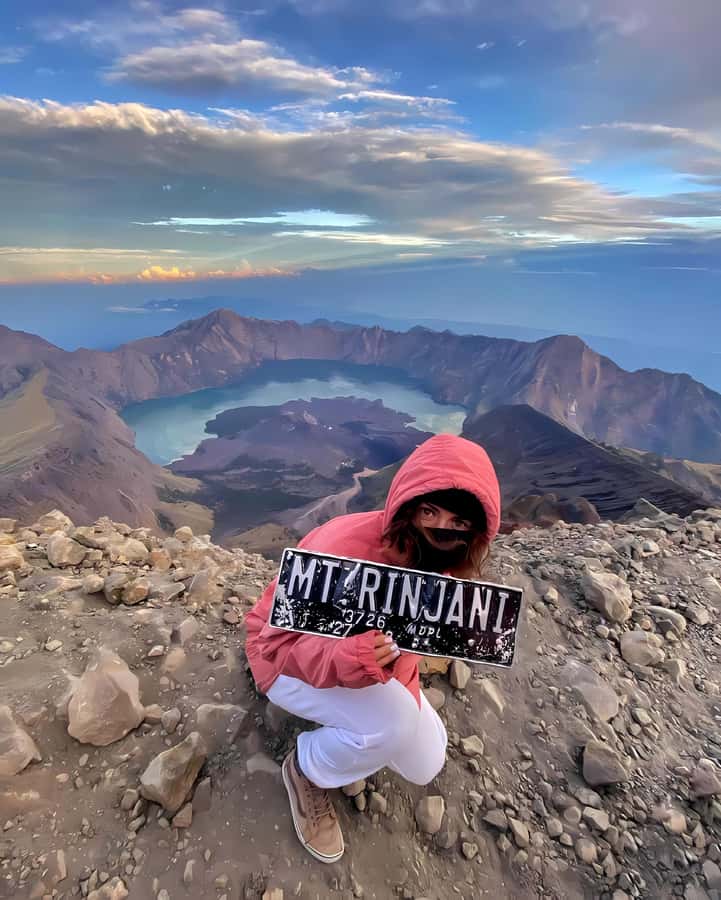Sembalun/Senaru: Mt. Rinjani Summit 2-Day Trekking Tour - Guides and Porters: The Difference Between Tough and Miserable