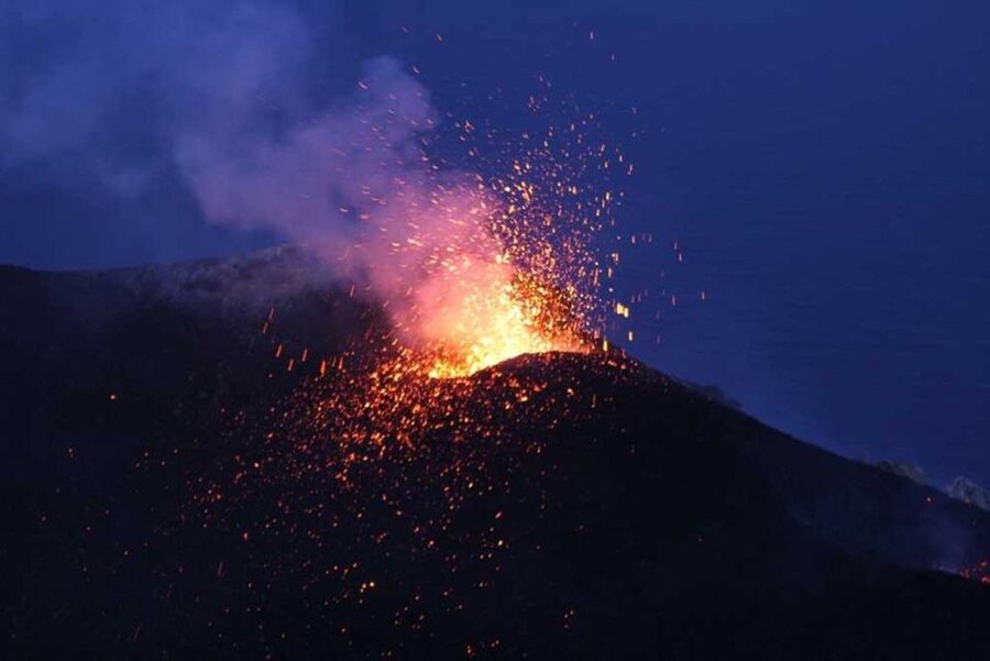 Sunset Trekking on vulcano Stromboli - Reaching about 400 meters: where the volcano fires up