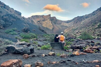 Timanfaya National Park Trekking with a Typical Canarian Snack - Ortiz Volcano layers: spotting the rock like a pro