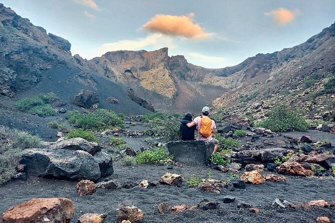 Timanfaya National Park Trekking with a Typical Canarian Snack - Ortiz Volcano layers: spotting the rock like a pro
