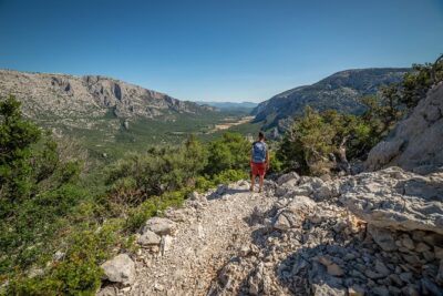 Tiscali mount guided hike - Reaching the doline: the archaeological site inside the collapsed cave