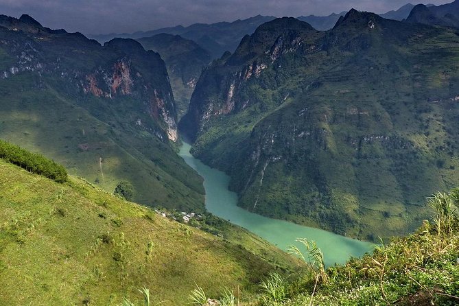Trekking In Ha Giang 5 Days - Day 2: The 17–18 km off-the-beaten trek to Tay Con Linh and Yao lunch