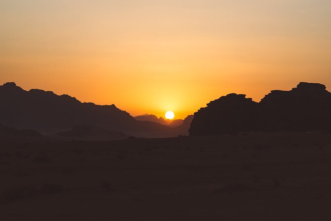 Wadi Rum: Camel Trek Adventure - Private Camel Trek vs Big-Group Desert Tours