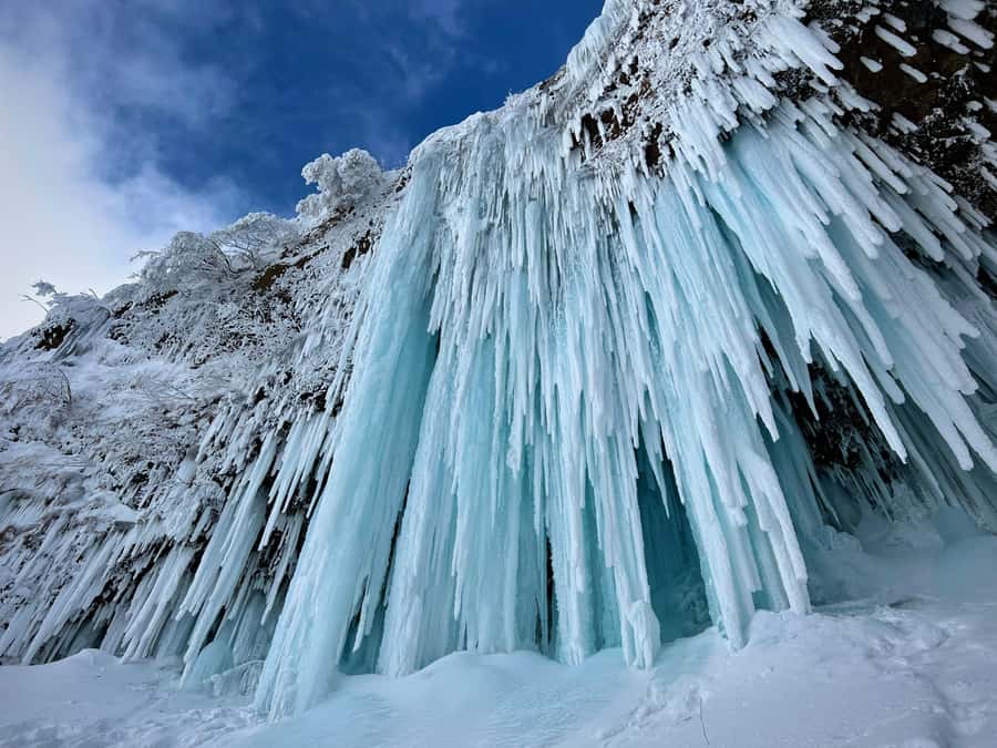 Yamagata: Icefall Ice Monster Snow Trekking with Local Guide - Senninzawa Ice Garden: lunch next to frost-covered water