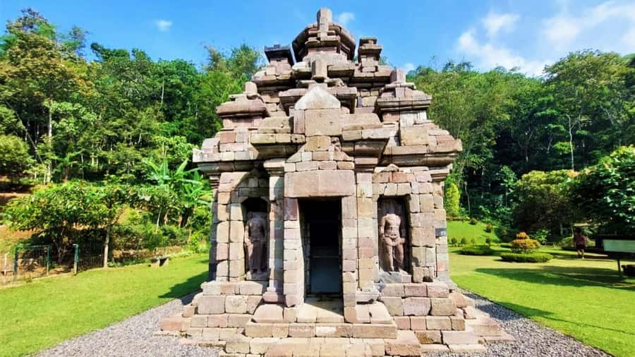 Yogyakarta: Selogriyo Temple and Rice Terrace Soft Trekking - Selogriyo Temple itself: a 9th-century Hindu stop in a quieter setting